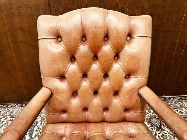 Engelse-Zalm-Kleurige-President-Chair