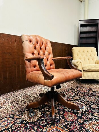 Engelse-Zalm-Kleurige-President-Chair