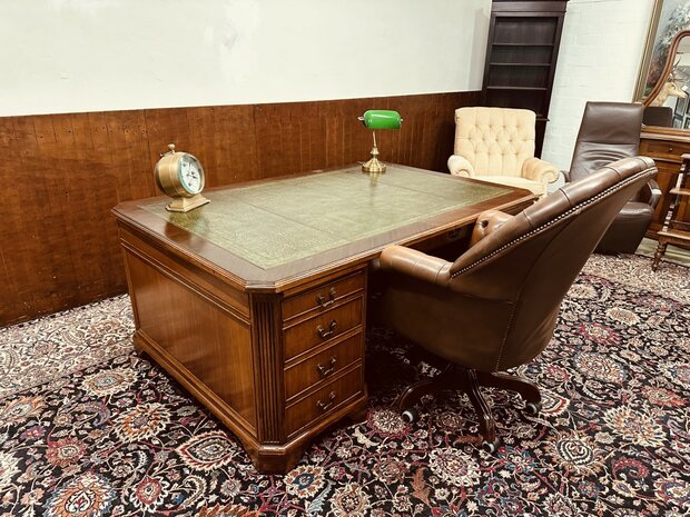 Klassiek-Amerikaans-Bureau-met-Achterschot