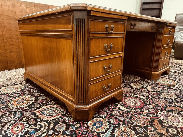 Klassiek-Amerikaans-Bureau-met-Achterschot