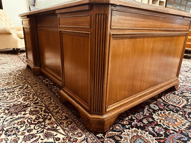 Klassiek-Amerikaans-Bureau-met-Achterschot
