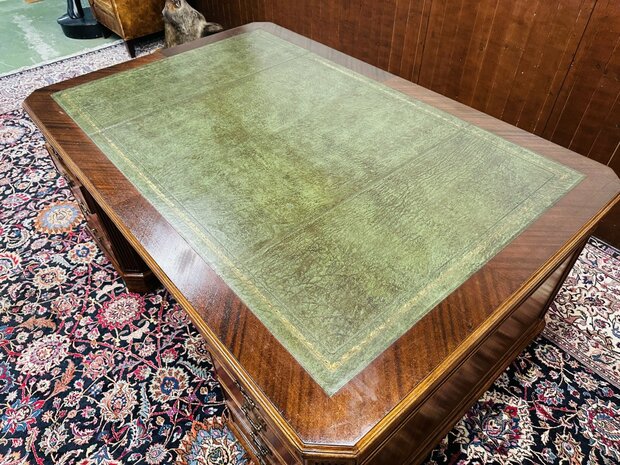 Klassiek-Amerikaans-Bureau-met-Achterschot