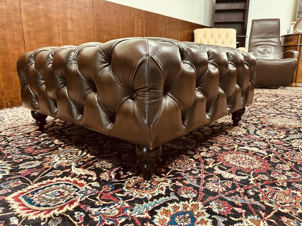 Grote-Bruine-Chesterfield-Hocker
