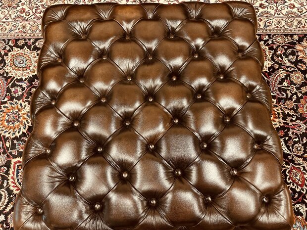 Grote-Bruine-Chesterfield-Hocker