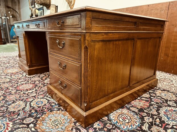 Groot-Engels-Eichholtz-Bureau-Partnerdesk