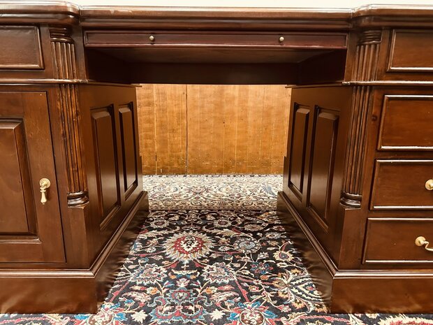Klassiek-Engels-Bureau-met-Lederen-Inleg