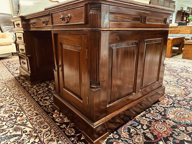 Klassiek-Engels-Chesterfield-Bureau-Partnerdesk