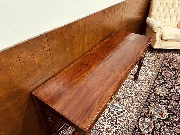 Klassiek-Engelse-Sidetable-Bureau