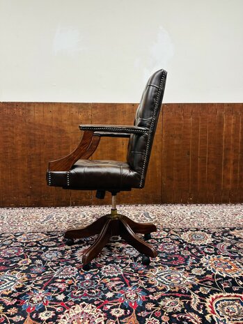 Bruine-Engelse-Chesterfield-Bureaustoel