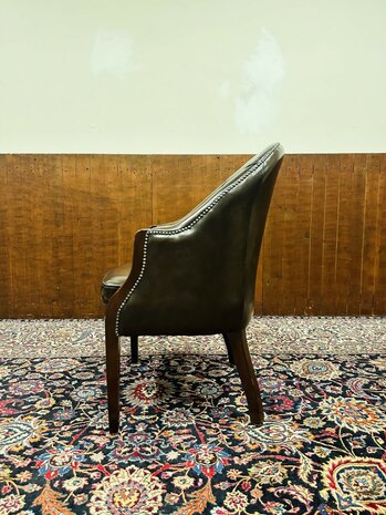 Bruine-Chesterfield-Tub-Chair-Bureaustoel