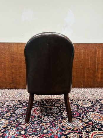 Bruine-Chesterfield-Tub-Chair-Bureaustoel