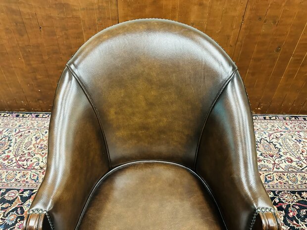 Bruine-Chesterfield-Tub-Chair-Bureaustoel