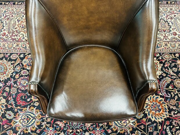 Bruine-Chesterfield-Tub-Chair-Bureaustoel