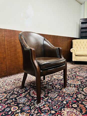 Bruine-Chesterfield-Tub-Chair-Bureaustoel