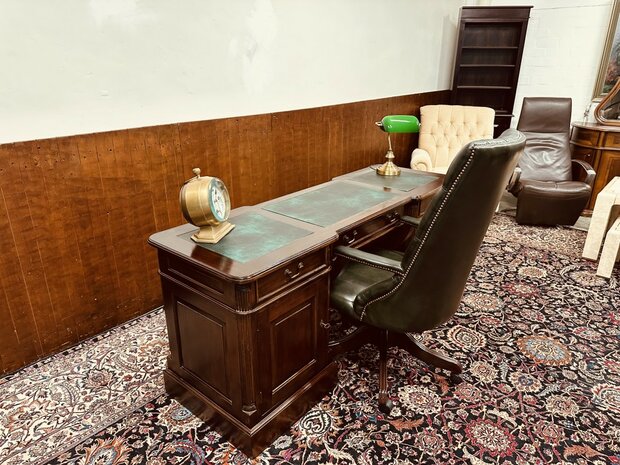 Ondiep-Smal-Klassiek-Engels-Antiek-Chesterfield-Bureau-Desk-met-Groene-Lederen-Inleg
