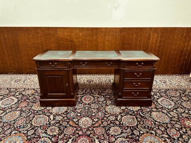 Ondiep-Smal-Klassiek-Engels-Antiek-Chesterfield-Bureau-Desk-met-Groene-Lederen-Inleg