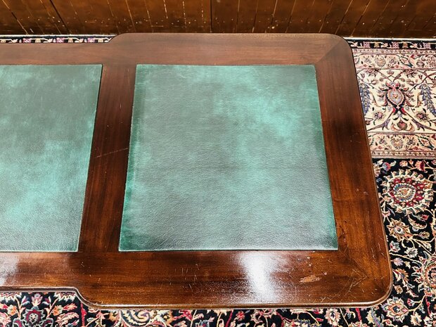 Ondiep-Smal-Klassiek-Engels-Antiek-Chesterfield-Bureau-Desk-met-Groene-Lederen-Inleg