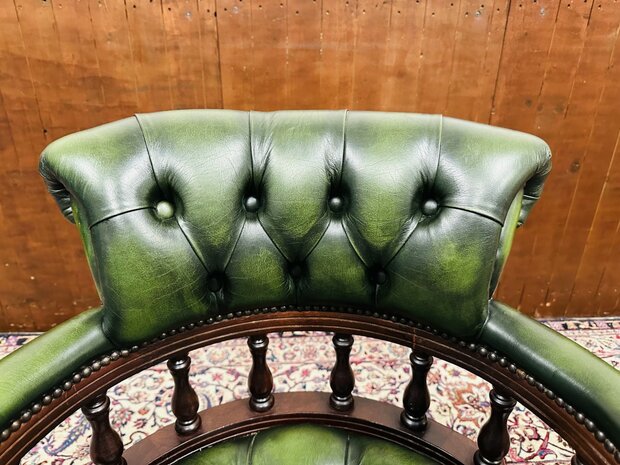 Klassiek-Engels-Chesterfield-Bureaustoel-Captain-Chair-Groen-Leder