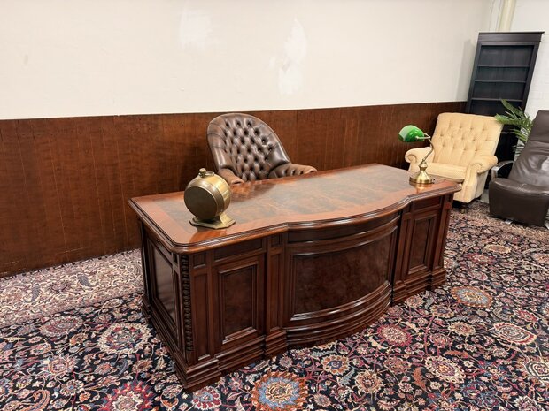 Antiek-Klassiek-Oud-Italiaans-Notenhout-Wortelhout-Bureau-met-Achterschot-1