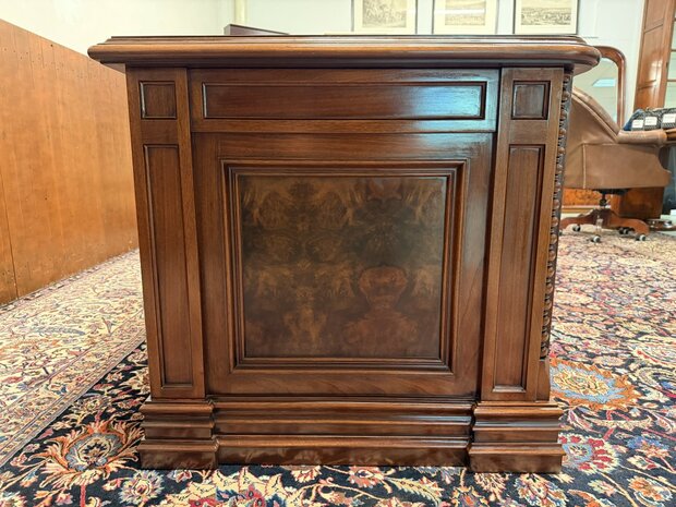 Antiek-Klassiek-Oud-Italiaans-Notenhout-Wortelhout-Bureau-met-Achterschot-5