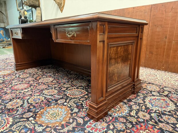 Antiek-Klassiek-Oud-Italiaans-Notenhout-Wortelhout-Bureau-met-Achterschot-11