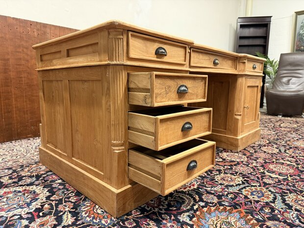 Klassiek-Engels-Antiek-Oud-Chesterfield-Teak-Bureau-Partnerdesk-Bruin-Lederen-Inleg
