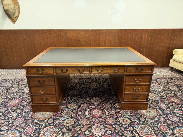 Klassiek-Engels-Antiek-Oud-Chesterfield-Eikenhout-Bureau-Desk-Partnerdesk-Zwart-Leder-Inleg
