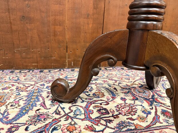 Klassiek-Engels-Antiek-Oud-Chesterfield-Pied-de-stalle-plantenstandaard