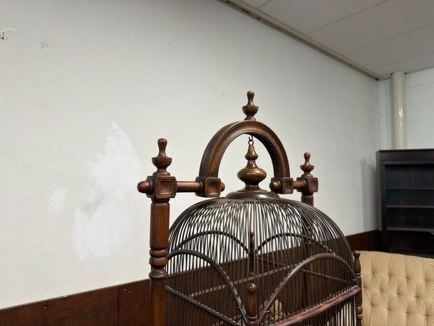Klassiek-Engels-Oud-Antiek-Vogelkooi-op-standaard-Vogel-Voliere