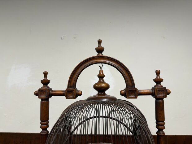 Klassiek-Engels-Oud-Antiek-Vogelkooi-op-standaard-Vogel-Voliere