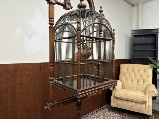 Klassiek-Engels-Oud-Antiek-Vogelkooi-op-standaard-Vogel-Voliere