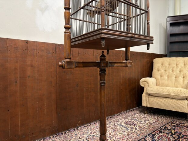 Klassiek-Engels-Oud-Antiek-Vogelkooi-op-standaard-Vogel-Voliere