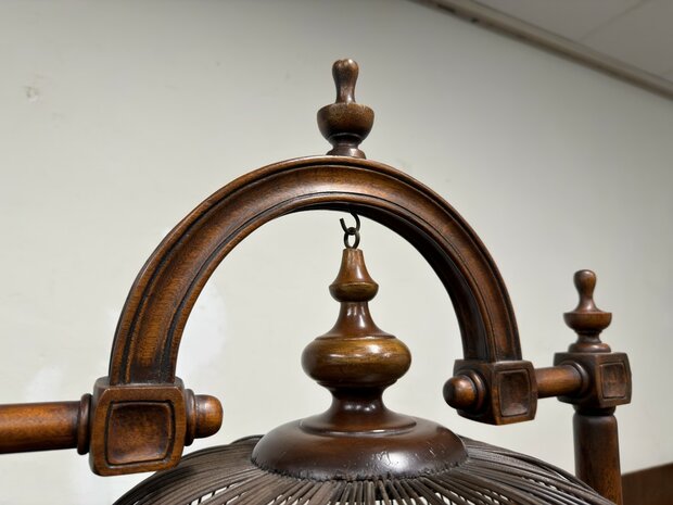 Klassiek-Engels-Oud-Antiek-Vogelkooi-op-standaard-Vogel-Voliere