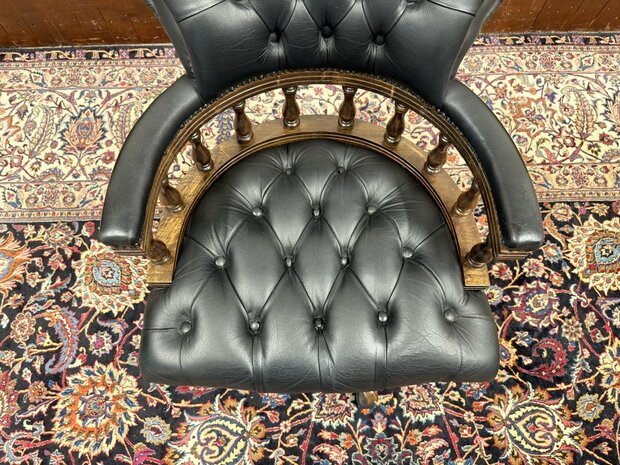 Engels-Klassiek-Antiek-Oud-Chesterfield-Bureaustoel-Captain-Chair-Zwart-Leder