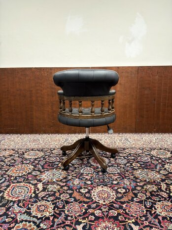 Engels-Klassiek-Antiek-Chesterfield-Bureaustoel-Captain-Chair-Zwart-Leder
