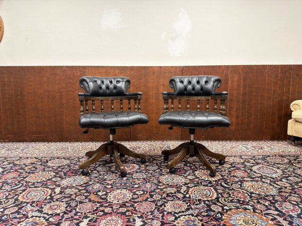Engels-Klassiek-Antiek-Chesterfield-Bureaustoel-Captain-Chair-Zwart-Leder
