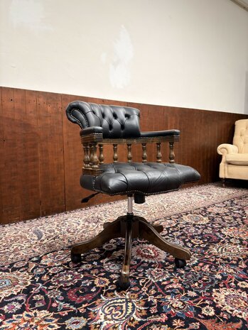 Engels-Klassiek-Antiek-Chesterfield-Bureaustoel-Captain-Chair-Zwart-Leder