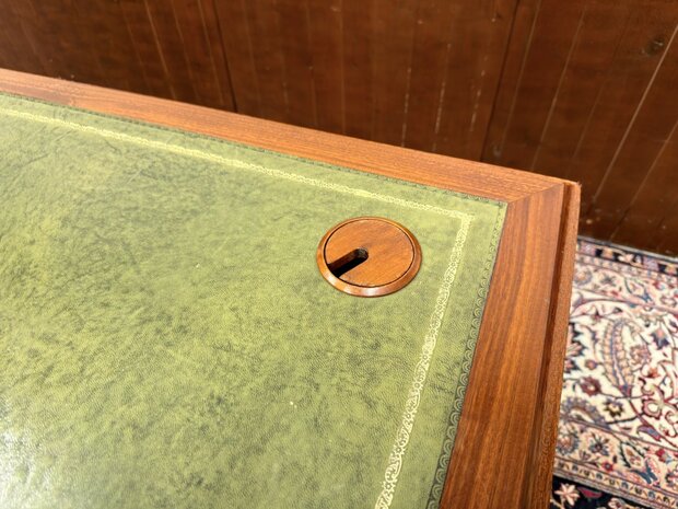 Engels-Antiek-Klassiek-Oud-Chesterfield-Bureau-Desk-Mahoniehout-met-Groen-Lederen-Inleg