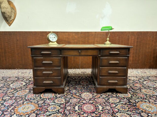 Antiek-Engels-Klassiek-Oud-Chesterfield-Eikenhout-Bureau-Desk-met-Groen-Lederen-Inleg