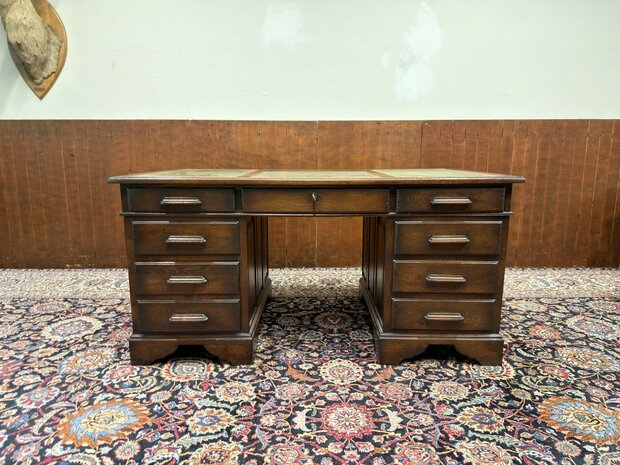 Antiek-Engels-Klassiek-Oud-Chesterfield-Eikenhout-Bureau-Desk-met-Groen-Lederen-Inleg