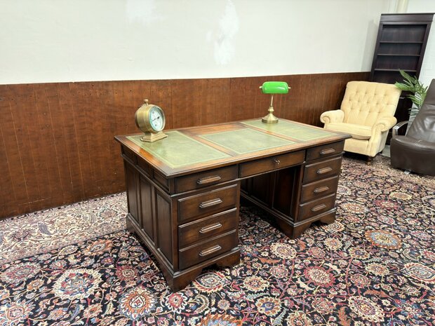 Antiek-Engels-Klassiek-Oud-Chesterfield-Eikenhout-Bureau-Desk-met-Groen-Lederen-Inleg