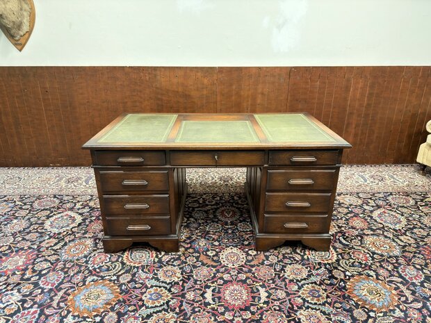 Antiek-Engels-Klassiek-Oud-Chesterfield-Eikenhout-Bureau-Desk-met-Groen-Lederen-Inleg