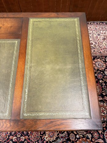 Antiek-Engels-Klassiek-Oud-Chesterfield-Eikenhout-Bureau-Desk-met-Groen-Lederen-Inleg