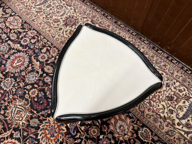 Bijzettafel-Bijzettafeltje-Zwart-Gelakt-met-Inleg-van-Roggen-huid