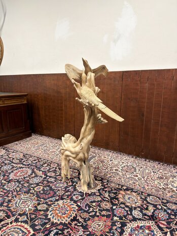 Antike Holzschnitzerei verschiedener Vögel in einem Baum