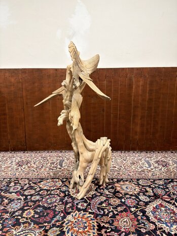 Antike Holzschnitzerei verschiedener Vögel in einem Baum