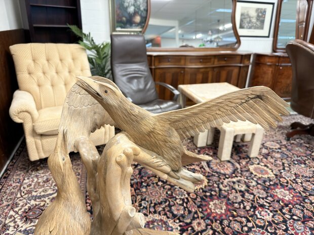 Antike Holzschnitzerei verschiedener Vögel in einem Baum
