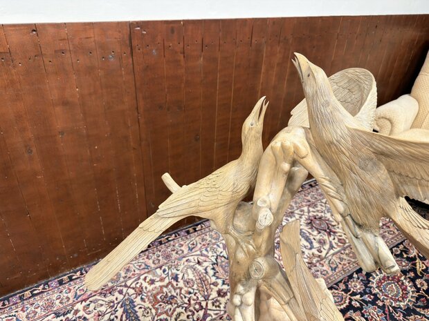 Antike Holzschnitzerei verschiedener Vögel in einem Baum