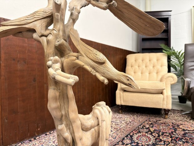 Antike Holzschnitzerei verschiedener Vögel in einem Baum