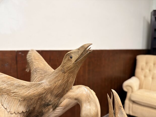 Antike Holzschnitzerei verschiedener Vögel in einem Baum